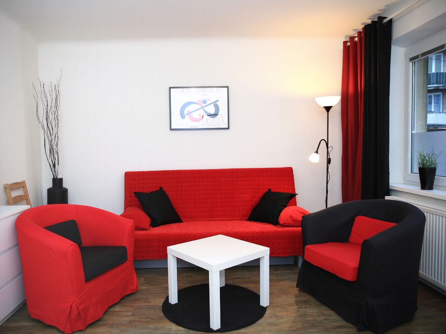 Moderner Wohnbereich mit roten und schwarzen Akzenten