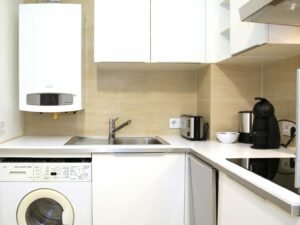 Weiße Küche mit Waschmaschine