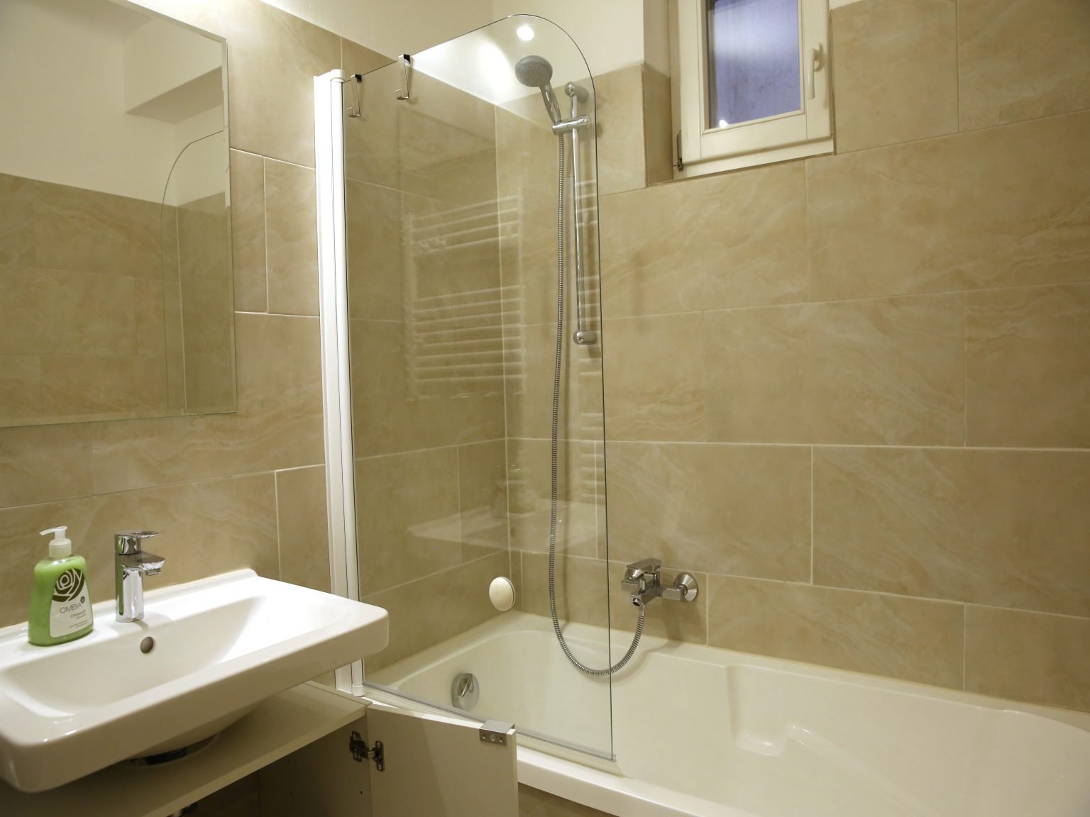 Modernes Badezimmer mit großen Fliesen
