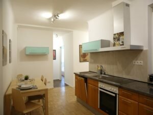 Moderne Küche aus Holz mit Essbereich