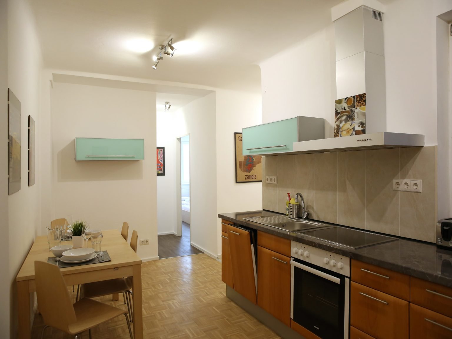 Moderne Küche aus Holz mit Essbereich