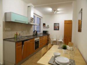 Moderne Küche aus Holz mit Essbereich