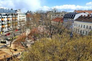 Ausblick einer Wohnung auf einen Park in der Stadt Wien