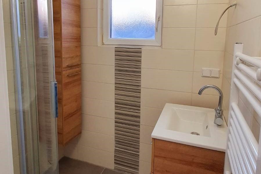 Modernes, kleines Badezimmer mit Holzmöbeln