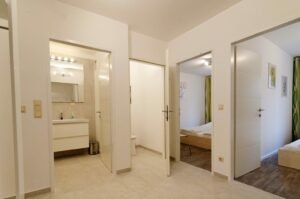 Moderne Wohnung mit vielen Türen