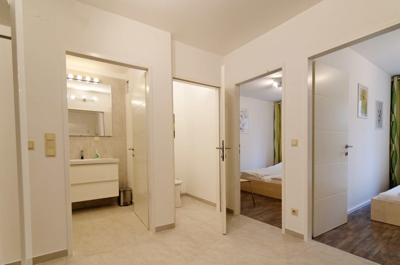 Moderne Wohnung mit vielen Türen