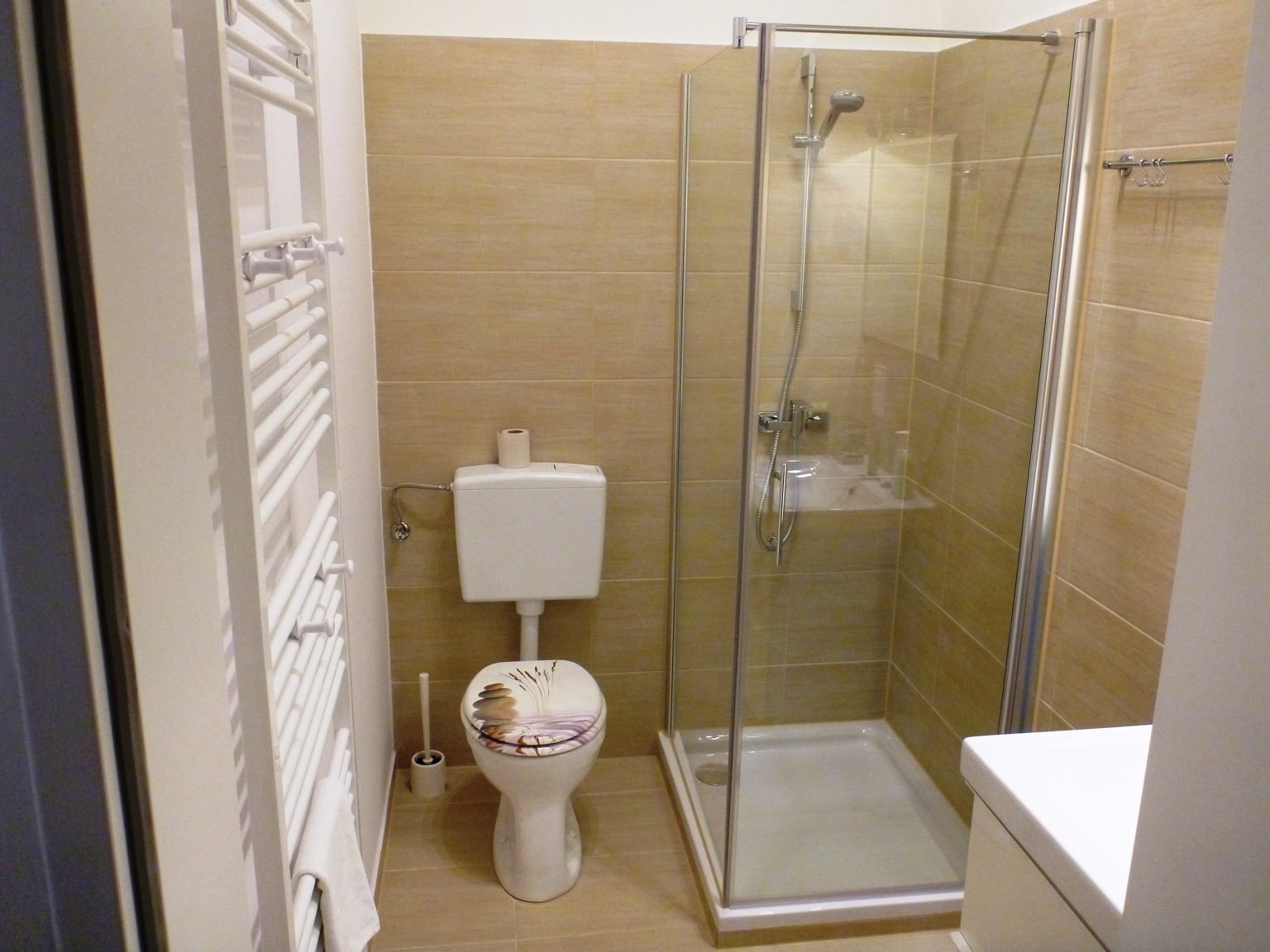 Modernes Badezimmer mit Glasdusche