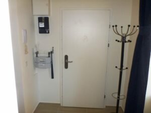Haustür mit Kleiderständer