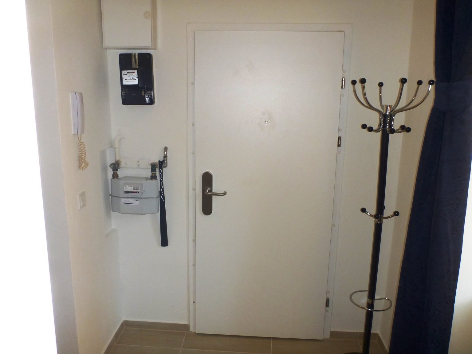 Haustür mit Kleiderständer