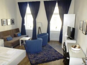 Moderne Wohnung mit blauweißem Stil