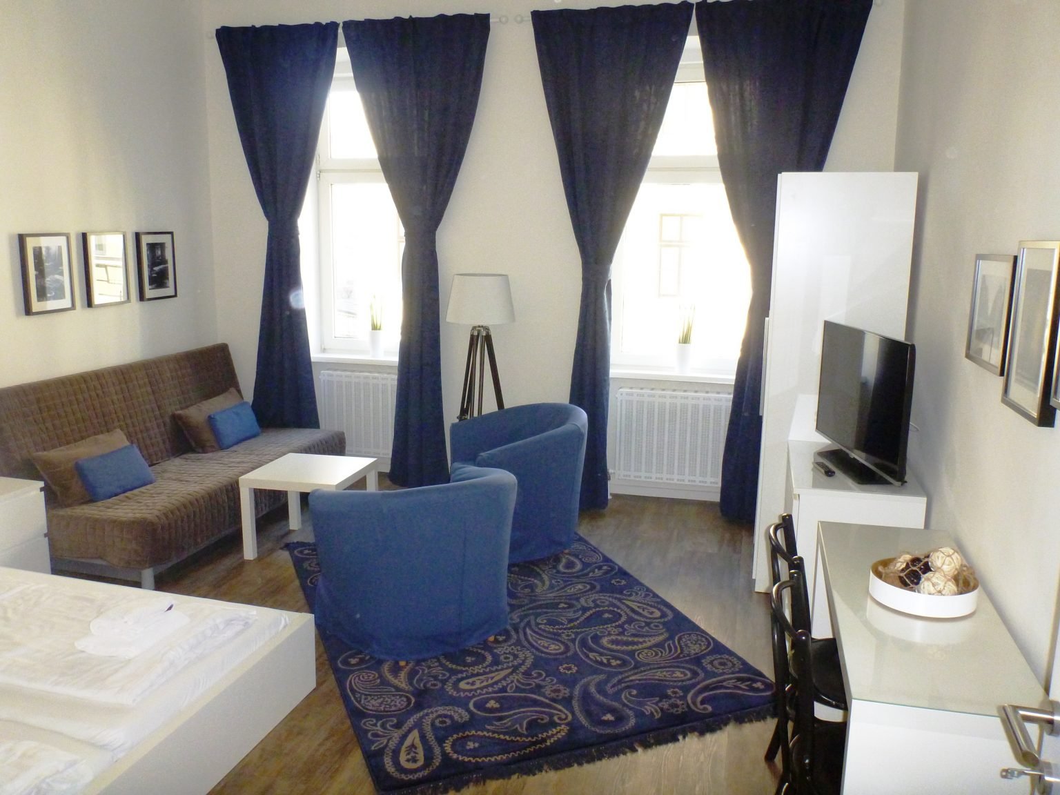 Moderne Wohnung mit blauweißem Stil