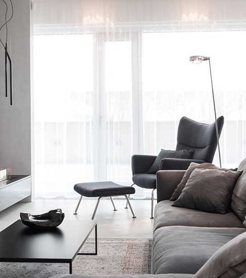 vert2-486x550 Foto eines modernes Apartments mit grauen Möbeln