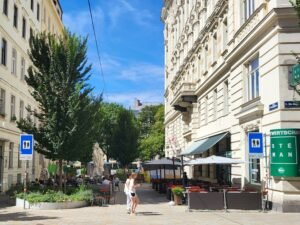 Belebte Gasse in Wien