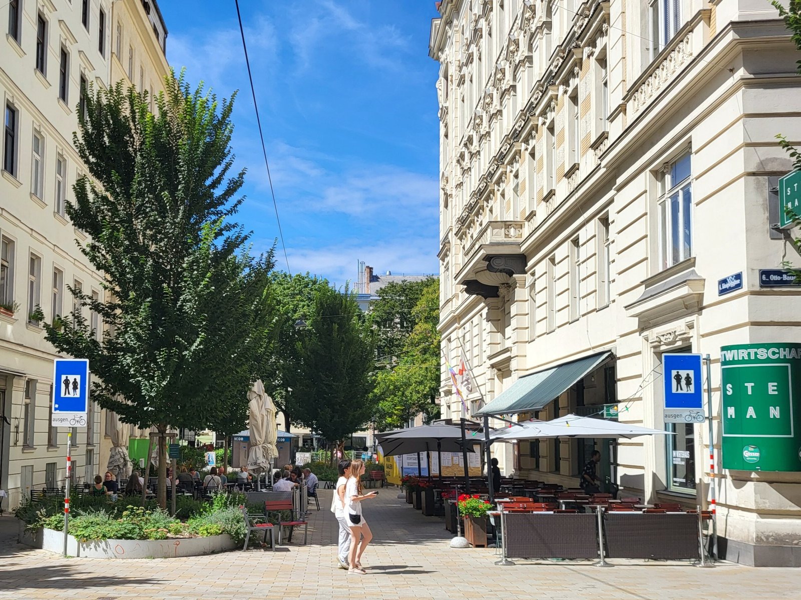 Belebte Gasse in Wien