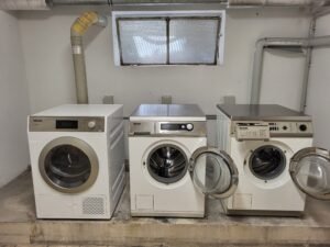 Waschküche mit drei Waschmaschinen